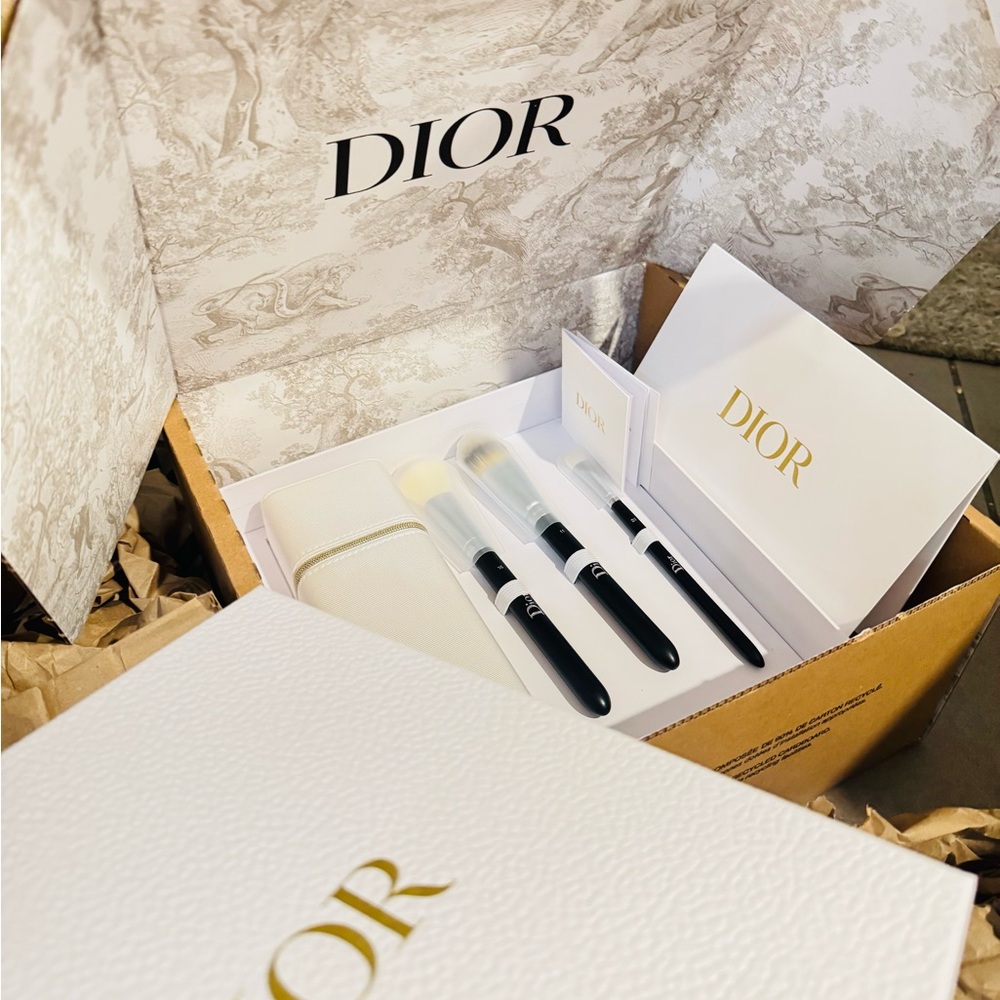 Dior Luxurious Brush Trio with Elegant Case, Gift box, envelope 100% Authentic - Picture 2 of 4